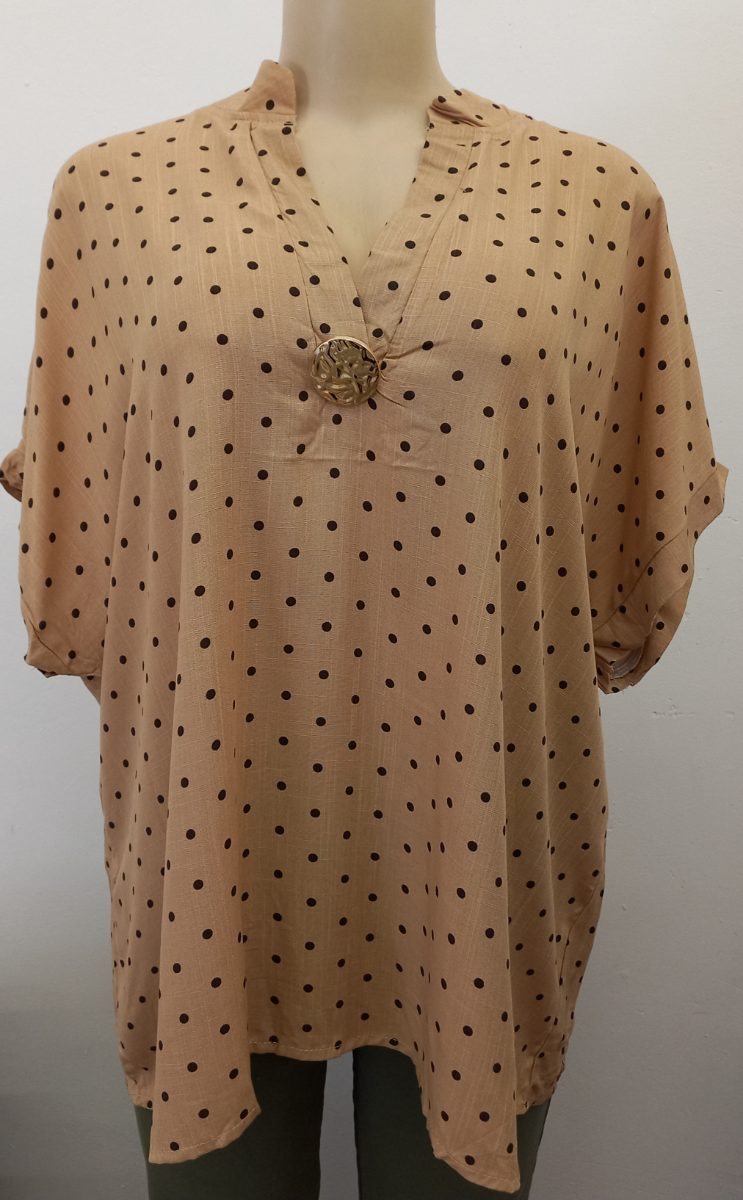 REMERA LUNARES CON BOTON DORADO