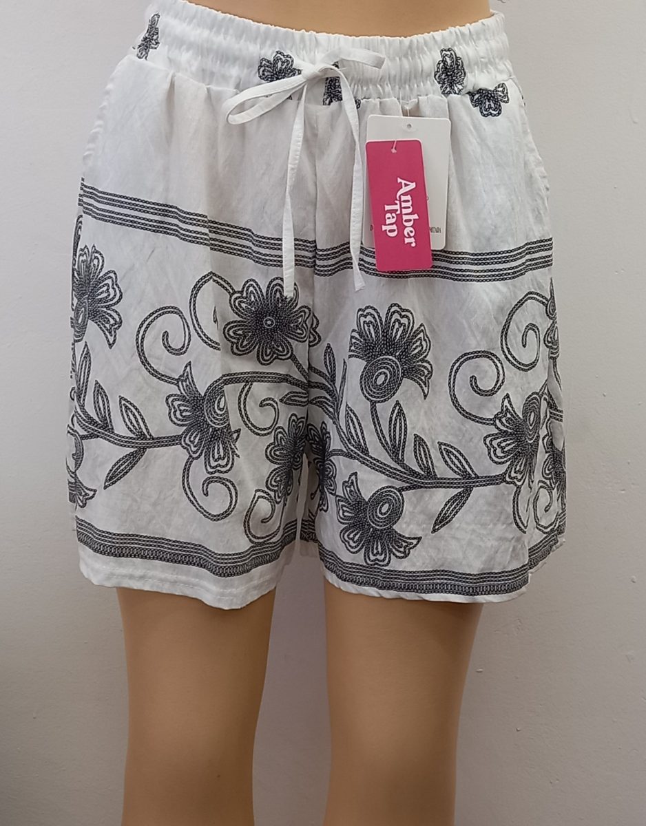 SHORT CON FLORES EN RELIEVE