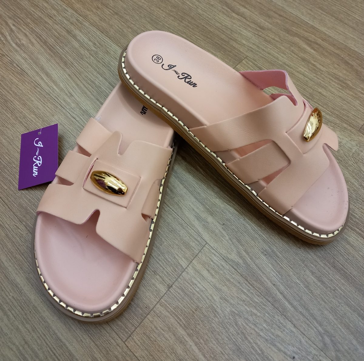 SANDALIA CON DETALLE EN DORADO