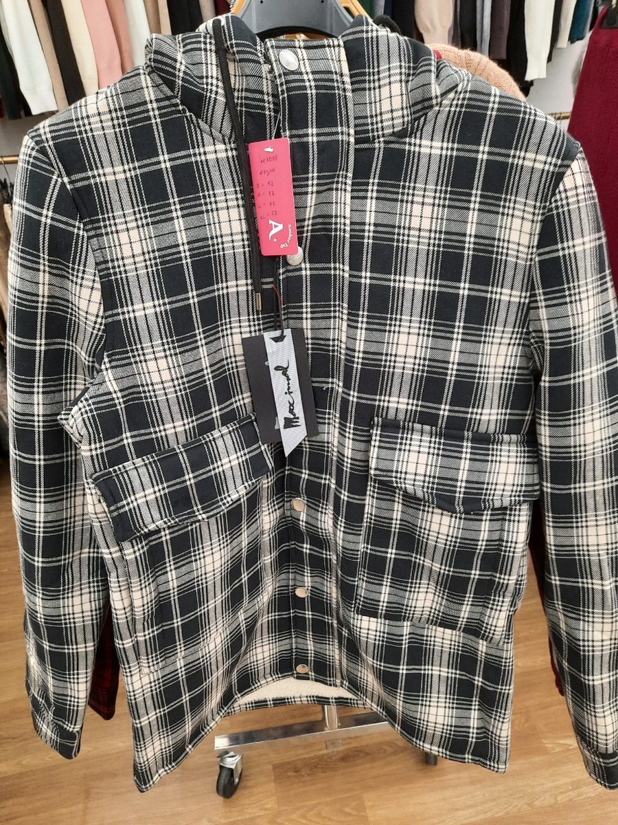 CHAQUETA CON CAPUCHA